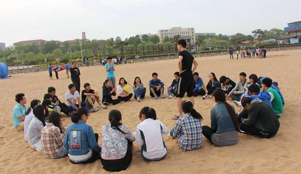 沙灘上開火車 大學(xué)生開展心理輔導(dǎo)活動