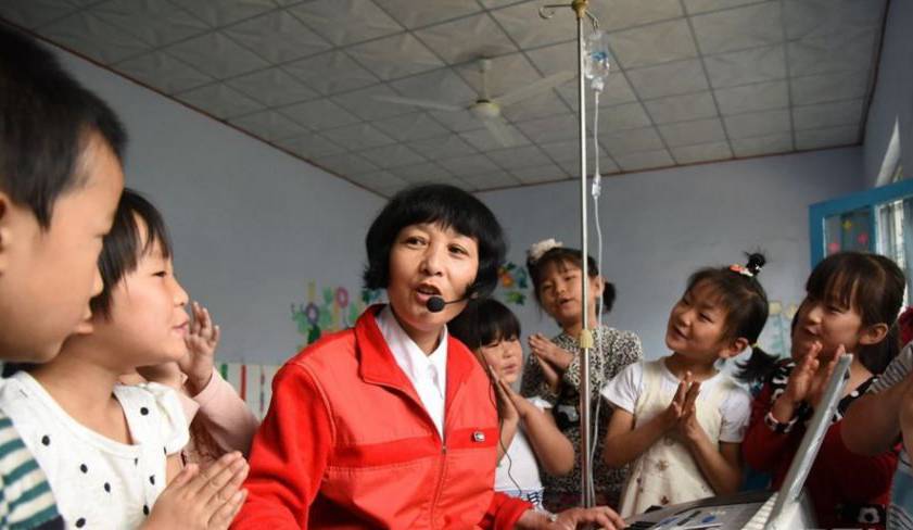 山東沂蒙患癌幼兒教師手挑吊瓶給學(xué)生上課