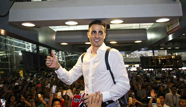 卡納瓦羅回國(guó)球迷熱情送機(jī)(組圖) 卡納瓦羅回國(guó)球迷熱情送機(jī)(組圖)