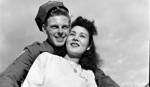 二戰(zhàn)結(jié)束后美軍大兵和日本情人享受浪漫生活