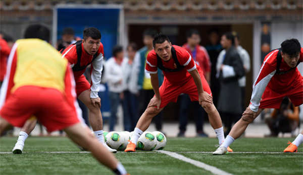 國足踩場備戰(zhàn)世預(yù)賽 眾將歡笑氣氛輕松