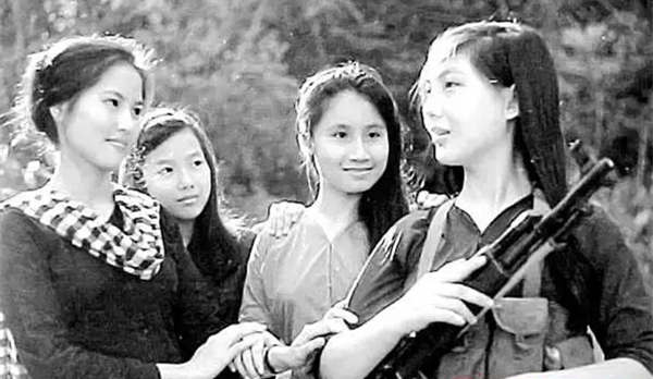 中越戰(zhàn)爭(zhēng)時(shí)鏡頭下全副武裝的越南女兵