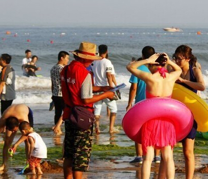 青島金沙灘盛夏涌銀浪 藍(lán)海成“人?！?  title=