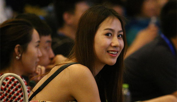 孫悅攜妻與球迷們會面 陳露回眸一笑百媚生