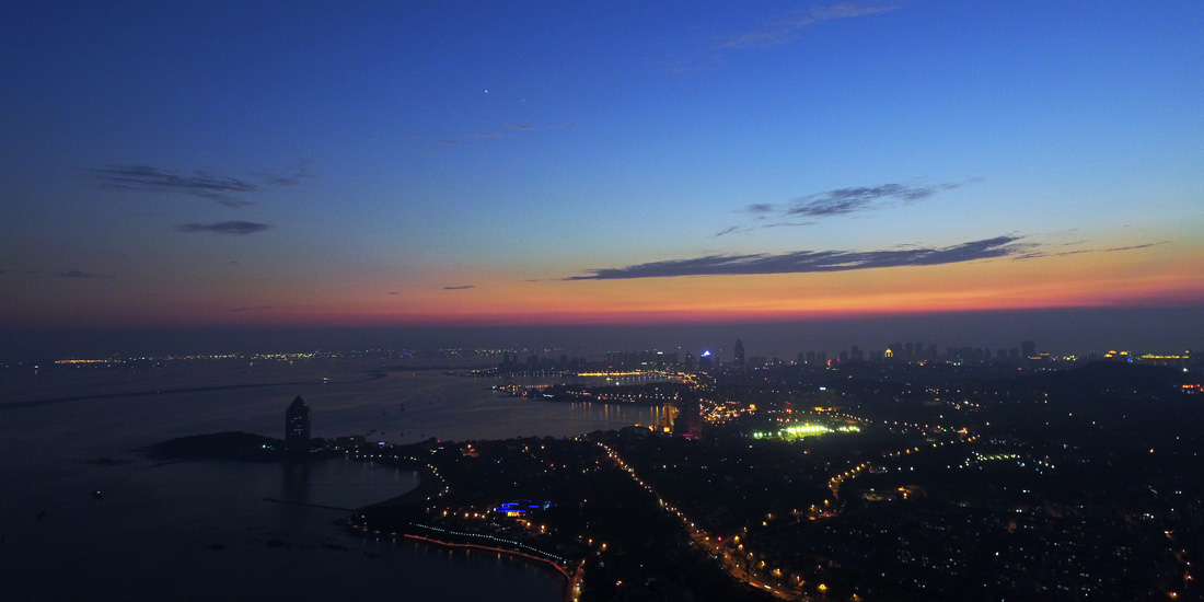 航拍青島醉夕陽：雨歇晚霞明，風(fēng)調(diào)夜景清