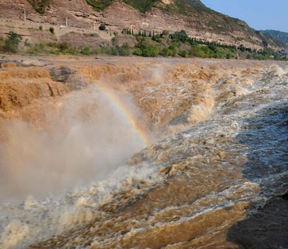 黃河壺口瀑布現(xiàn)半清半濁奇觀