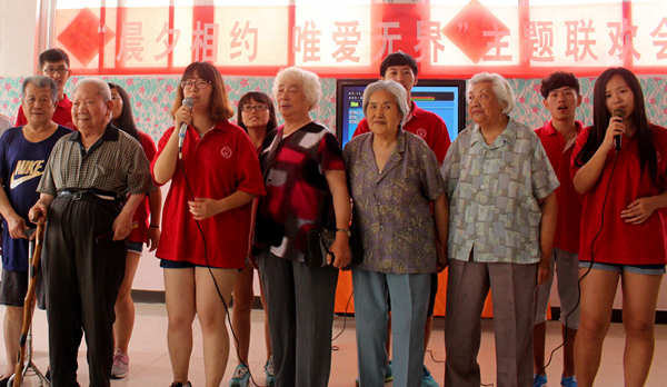 迎“八一” 大學(xué)生與老人共憶抗戰(zhàn)崢嶸歲月