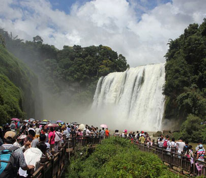 黃果樹瀑布景區(qū)現“人海觀瀑”