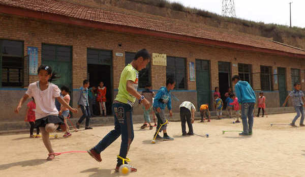 愛心穿越半個中國 寶媽為支教小學(xué)捐贈物資