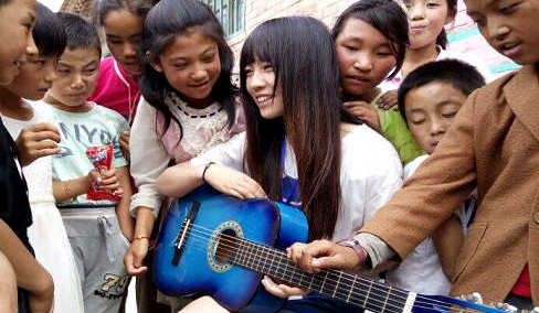 大學(xué)生身背吉他去支教 將音樂帶給山里孩子