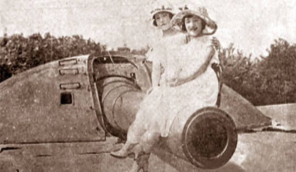 德國(guó)在青島修筑炮臺(tái)老照片：炮臺(tái)上合影的日本女子