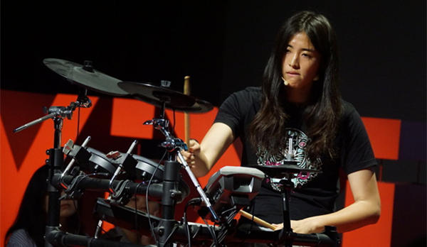 組圖：“最美門將”趙麗娜大秀架子鼓