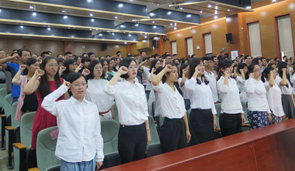 青島市近五百中小學(xué)新教師面對國旗宣誓