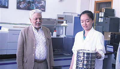 丹麥皇家科學(xué)院院士來青聽青島中學(xué)生講海洋