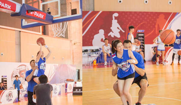 阿聯(lián)綜藝活動(dòng)手托陳妍?？刍@ 合影陳道明