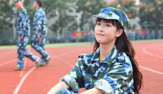 大學(xué)軍訓(xùn)現(xiàn)翻版奶茶妹妹：小梨窩 1米7