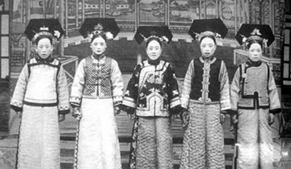 清朝照片罕見曝光 嬪妃長(zhǎng)相嚇人一跳