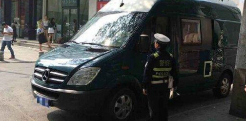 家長派房車保證孩子午休 保姆當(dāng)街做飯