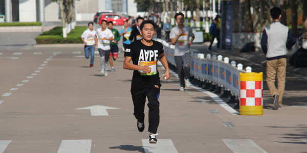 青島大學(xué)生挑戰(zhàn)“迷馬” 用行動為聾兒募捐