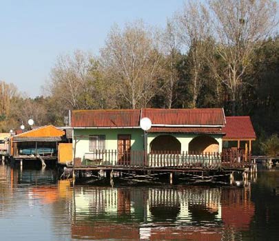 匈牙利：“漂浮”在湖上的度假木屋
