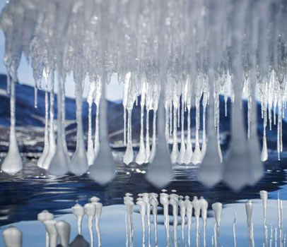 天山腳下倒掛冰凌似“卷珠簾”