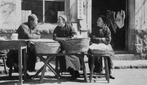 1946年的青島老照片：街上小攤販