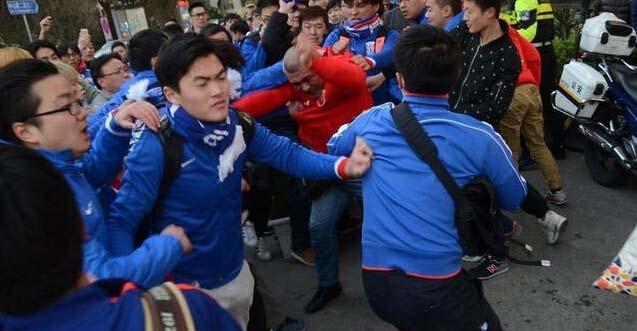 火爆！上海德比球迷互毆