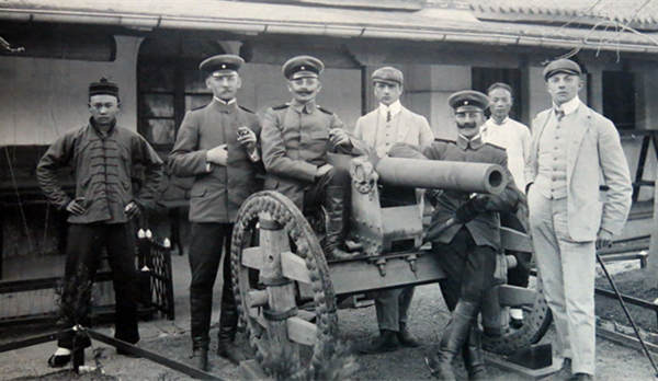 老照片：20世紀初德國士兵在青島的合影