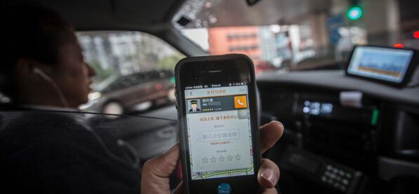 女大學(xué)生搭乘可疑專車(chē) 裝身體不適成功自救