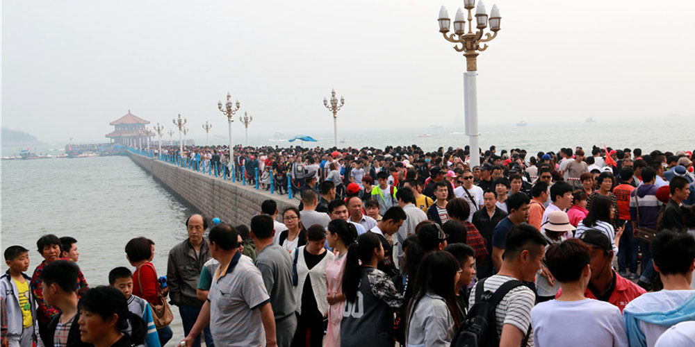 棧橋最大承載量2800人 橋面再現(xiàn)“人山人?！? title=