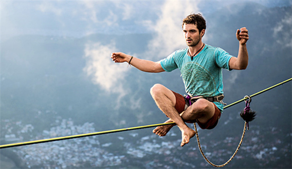 驚險的高空走鋼絲：牛人墜亡美女高跟鞋上陣