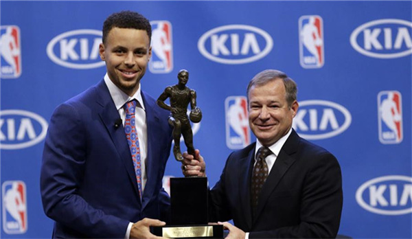 NBA歷史上第一個(gè)以全票當(dāng)選MVP的球員