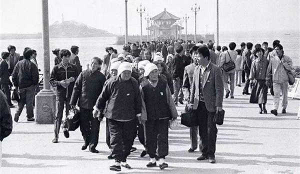 90年代青島老照片：八旬老婦游棧橋