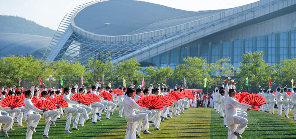 駐青高校運(yùn)動(dòng)會(huì) 唯美瑜伽引爆全場