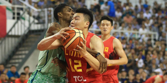 男籃熱身再勝美國聯(lián)隊 周琦受傷倒地