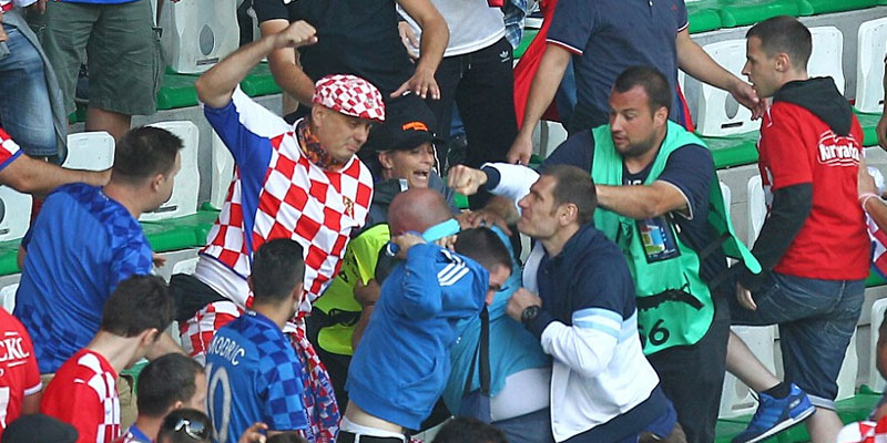 真丟人！克羅地亞球迷看臺打架內(nèi)訌?fù)稊S煙火