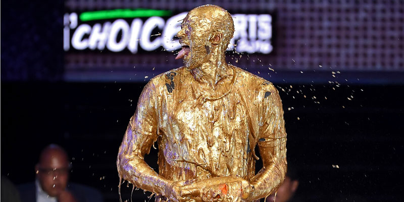 科比獲獎(jiǎng)遭潑變小金人 庫里攜眾星嗨翻典禮