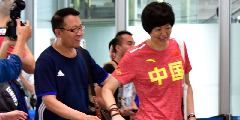 郎平率隊(duì)出征里約 老公現(xiàn)身機(jī)場(chǎng)送行顯溫馨