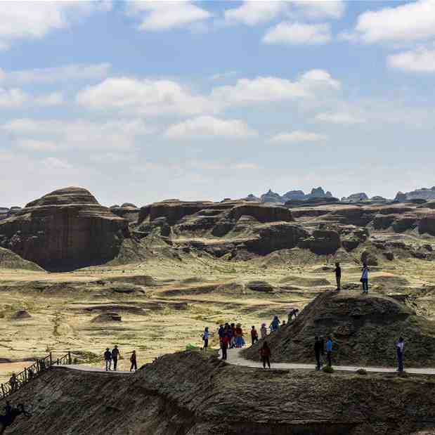新疆：“魔鬼城”迎來(lái)旅游旺季