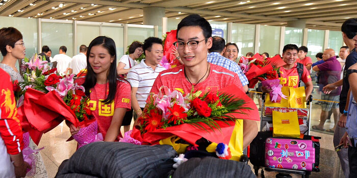 跳水夢之隊(duì)載譽(yù)回國 何姿秦凱同行受熱捧