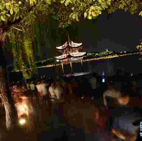 暮色燈光交相輝映 夜景西湖好不熱鬧