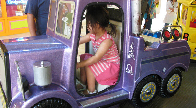 長(zhǎng)在大商場(chǎng)里的孩子：歡樂(lè)與家長(zhǎng)的疲憊如影隨形