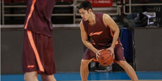 張慶鵬備戰(zhàn)體測(cè)拿高分：有基本功體測(cè)不在話下