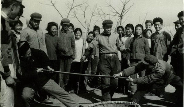 中國70年代的健身風潮:扁擔拔河 高臺跳水