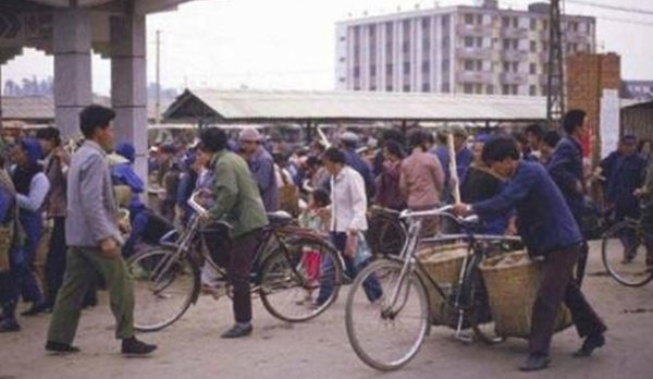 組圖：90年代的農(nóng)貿(mào)集市 人流如織攤位眾多