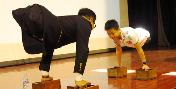 致敬勇者！即墨11歲無腿少年和偶像雙手登嶗山