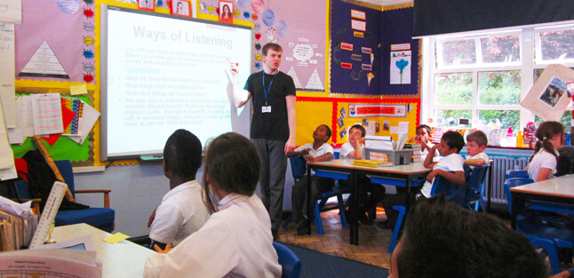 英國小學(xué)老師教室外對學(xué)生動手被終生禁教