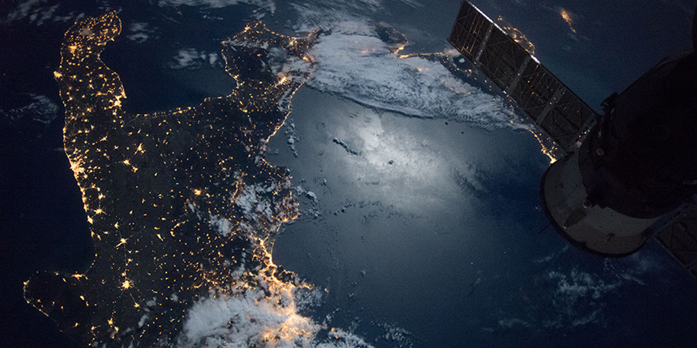 宇航員拍攝地球夜景：燈火輝煌燦爛 海水平滑如鏡