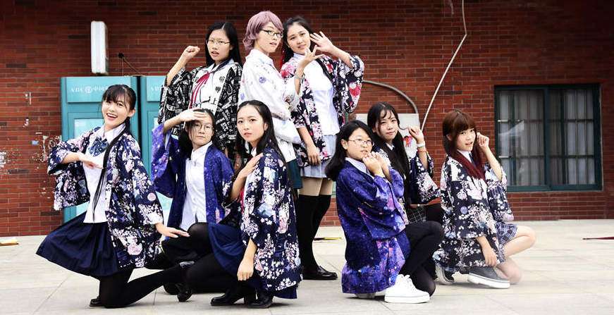 青島高校上演“百團(tuán)納新” 吸引萬余人捧場