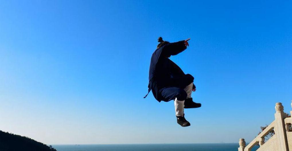 實(shí)拍嶗山道士晨起舞劍練功 盡顯仙風(fēng)道骨